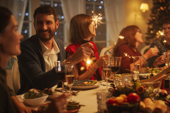 Samen dineren tijdens de kerst in een groepsaccommodatie