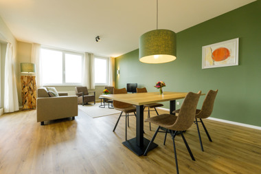 Dormio_Resort_Eifeler_Tor_Apartment_Ammersee_Living_room_Dining_Area_004.jpg