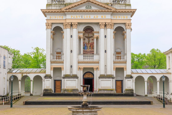 De Basiliek van de Heiligen Agatha en Barbara