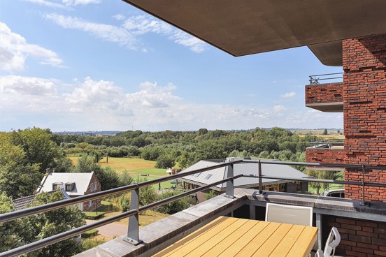 Geniet van een prachtig uitzicht over het Limburgse heuvellandschap op het balkon tijdens je overnachting in ons luxe viersterre