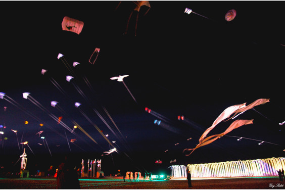 Spectaculaire eindshow met vuurwerk op het International Kite Festival