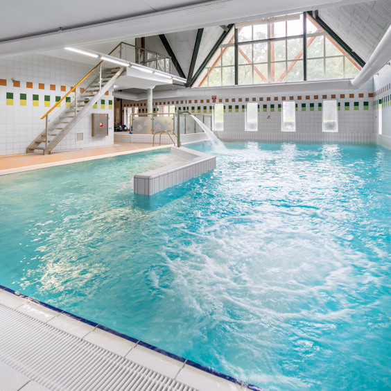 Beleef waterpret in het binnenzwembad