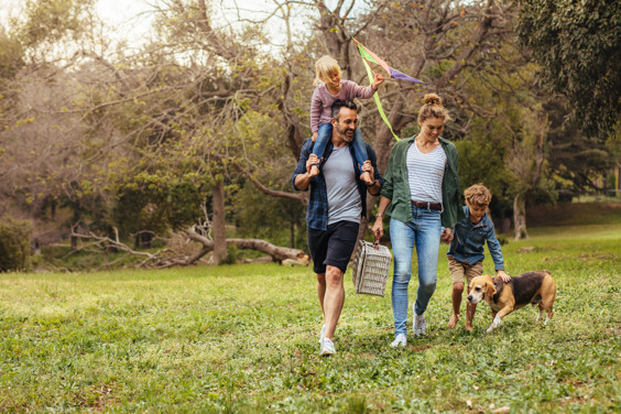 Familie aan het wandelen tijdens de meivakantie