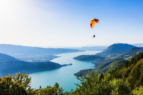 Beleef een actieve zomervakantie in de Haute-Savoie door te paragliden