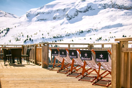 4. Drink tijdens je wintervakantie een glas glühwein aan de voet van de skipiste in Flaine