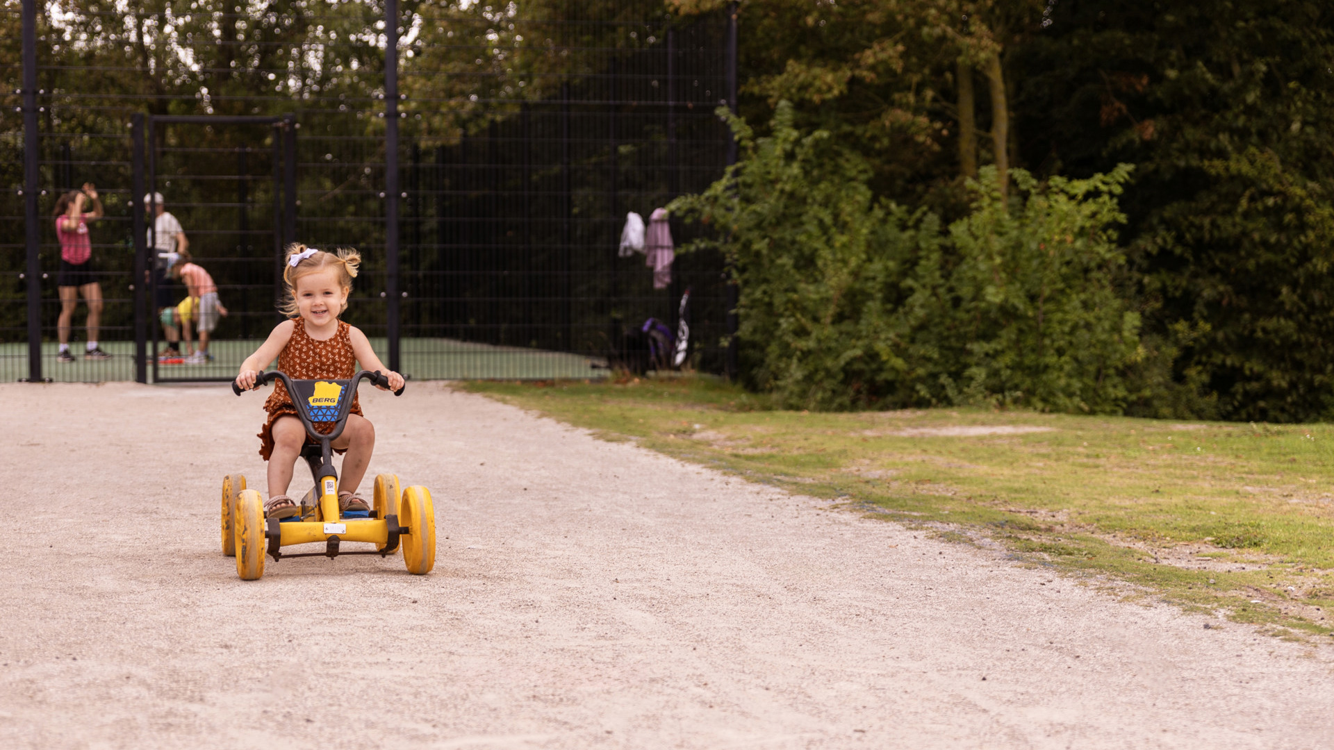 Fietsers door de duinen