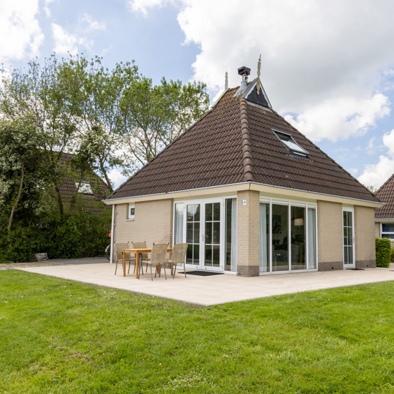 Stay in a spacious holiday villa in Eernewoude