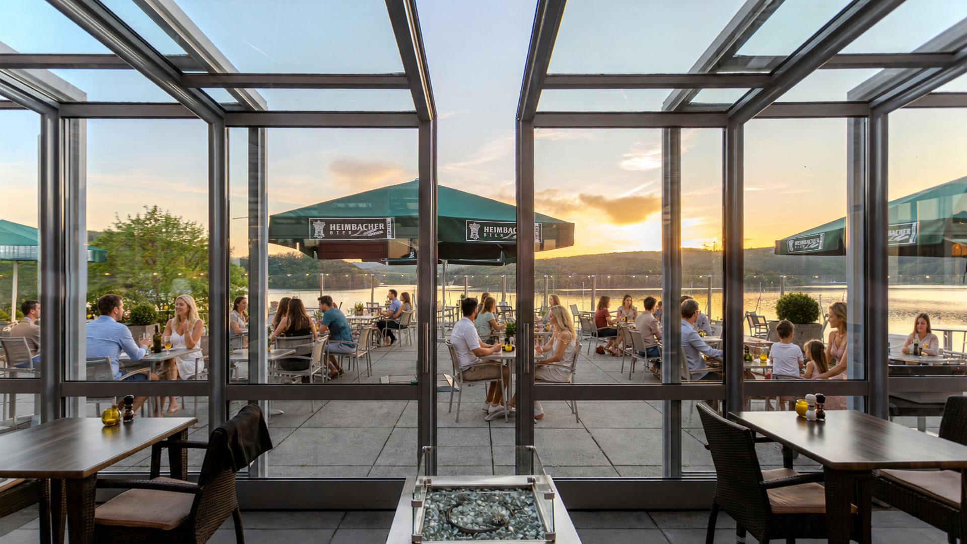 Zonnig terras met uitzicht op de Rursee