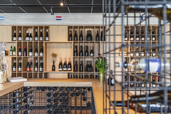 Dégustation de vins au bar à vins Restaurant Bruis de notre hôtel à Valkenburg