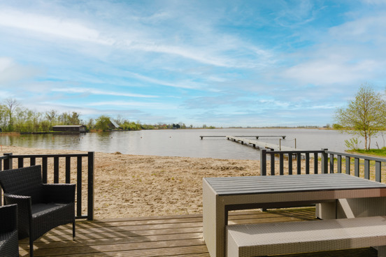 Zonnen en zwemmen bij het recreatiestrand