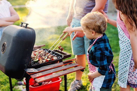 Familie aan het barbecueën tijdens een onverzorgd verblijf