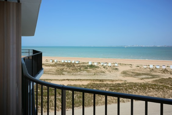 Stay right next to the sea