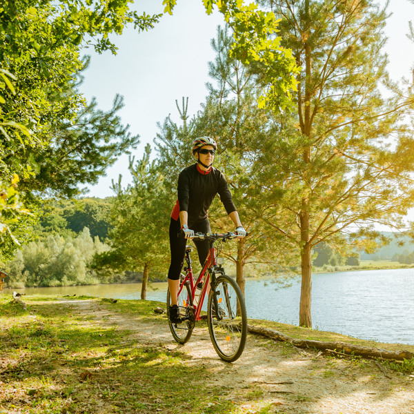 Man aan het fietsen midden in de natuur tijdens Hemelvaart