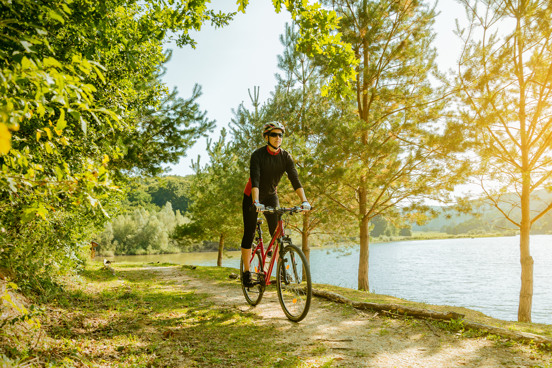 Fietsen midden in de natuur tijdens de nazomervakantie