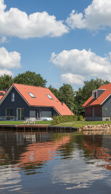 Enjoy a wonderful holiday
by the water in Friesland