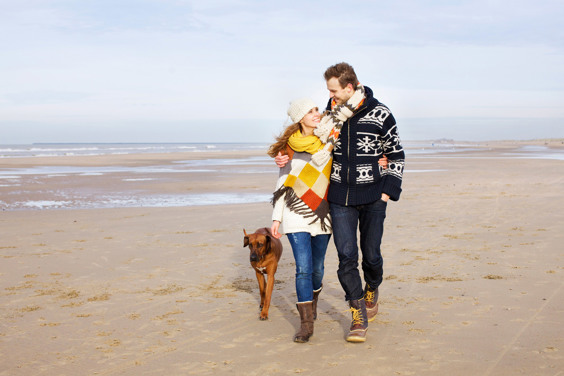 Koppel met de voorjaarsvakantie op het strand