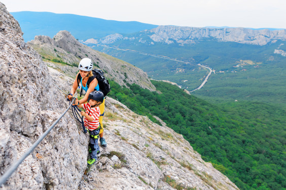 Sportieve zomerse activiteit bergbeklimmen