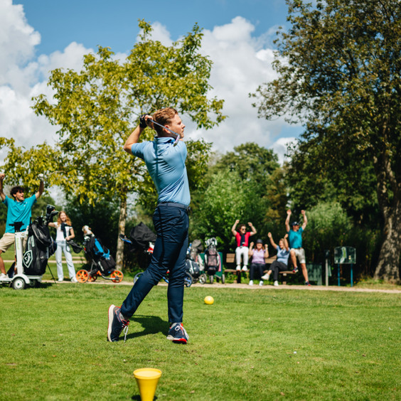 Aan het golfen met golfuitrusting