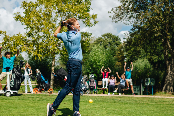 Aan het golfen met golfuitrusting