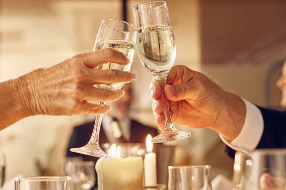 Ein Ehepaar genießt ein spritziges Silvester