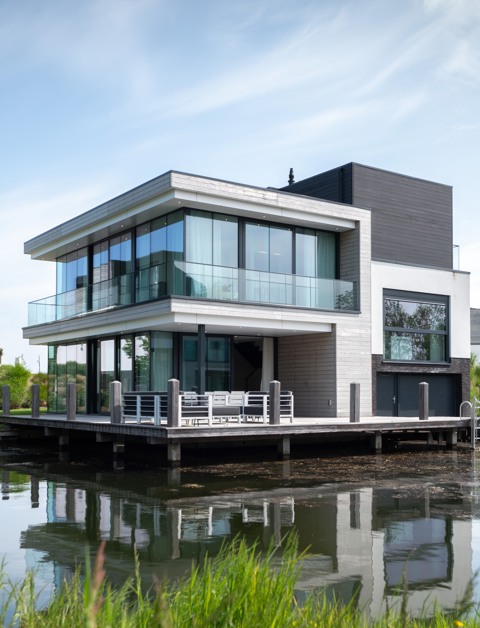 A relaxing and luxurious stay by the water