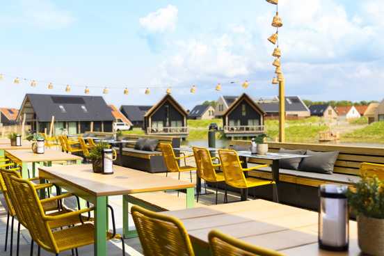 Binnen- en buitenterras aan een speelstrandje