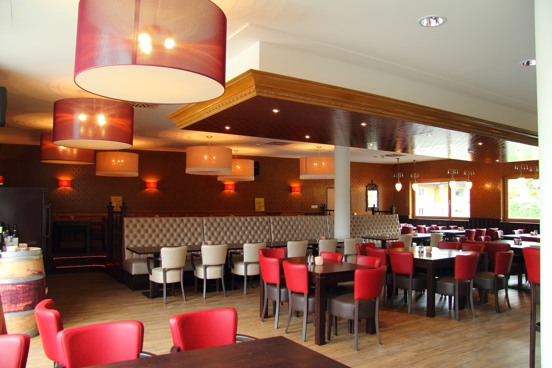 Geniet van een heerlijke maaltijd in het restaurant tijdens je vakantie in de Oostenrijkse Alpen