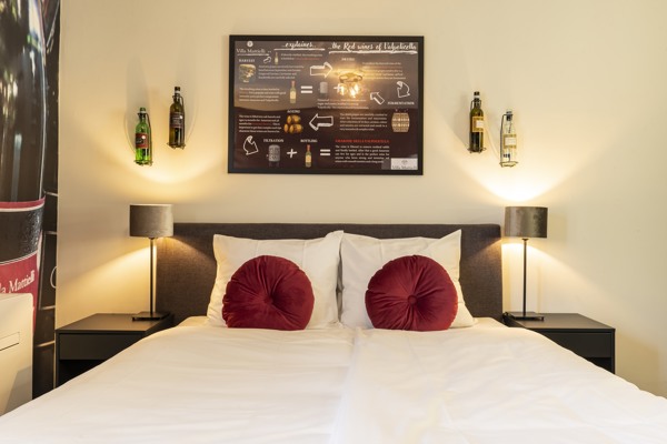 Réservez un séjour dans une chambre décorée sur le thème du vin