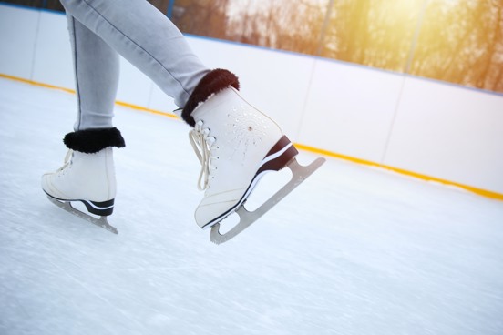 Rondje schaatsen over een ijsbaan tijdens de kerstvakantie