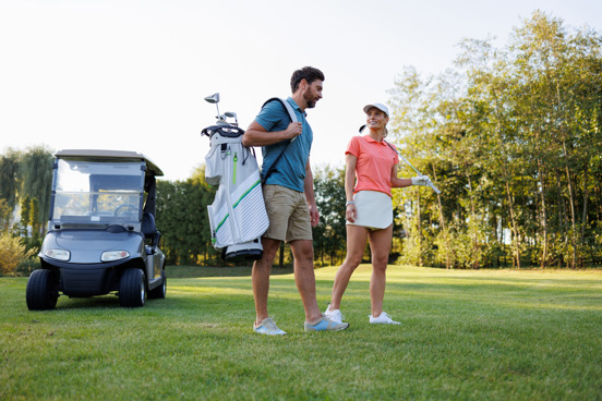 Golf auf dem schönen Parkplatz in Oostburg