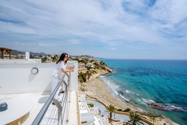 Dormio_Resort_Costa_Blanca_Penthouse_Varadero_Couple_on_terrace_013.jpg