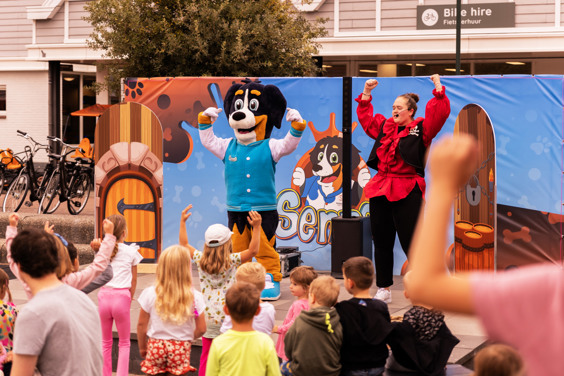 Senno aan het optreden voor kinderen op een Summio vakantiepark tijdens hun last-minute vakantie