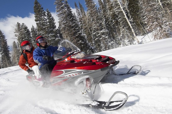 2. Met een sneeuwscooter door de bergen in de Franse Alpen