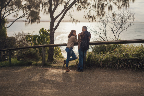 Koppel aan het genieten van de kleurrijke natuur tijdens de herfstvakantie