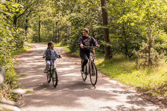 Moeder en dochter aan het fietsen in Putten