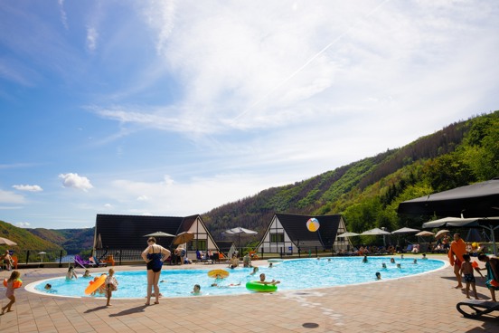 Freibad Heimbach: große Liegewiesen und beheizte Becken