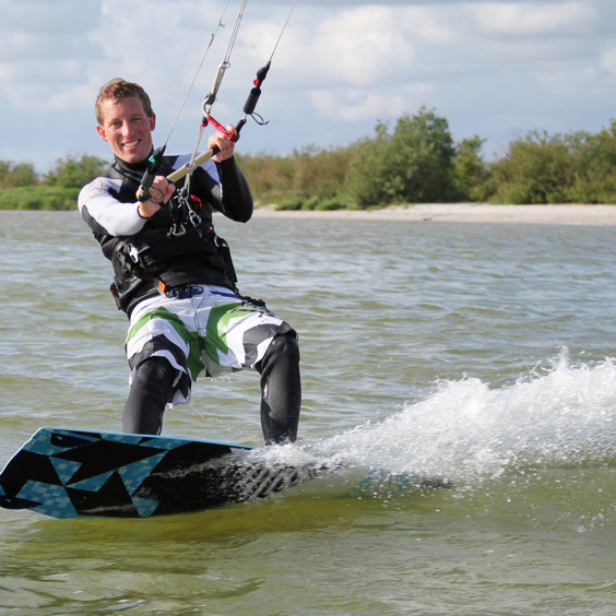 Watersport op het strand bij Veluwe aan Zee en het Veluwemeer