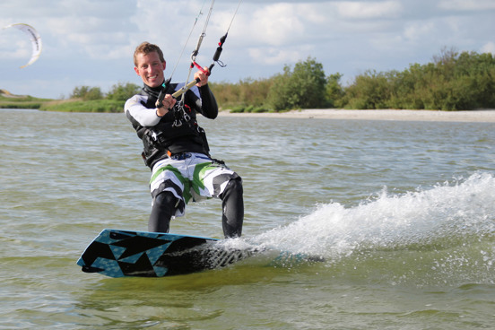 Watersport op het strand bij Veluwe aan Zee en het Veluwemeer