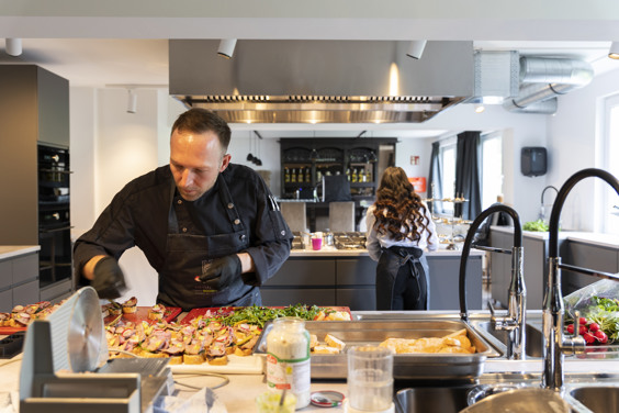 Geselliges gemeinsames Kochen im Kochstudio