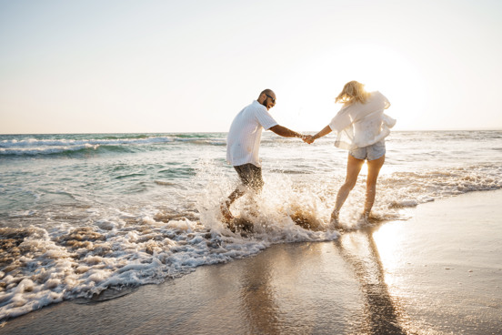 Koppel op last-minute zonvakantie
