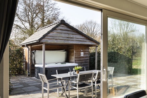Wellness Plus: Unterkunft mit einer Sauna und einem Whirlpool im Freien