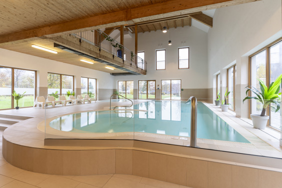 Neem een duik in het binnenzwembad op het resort tijdens je vakantie in Obertraun, Oostenrijk