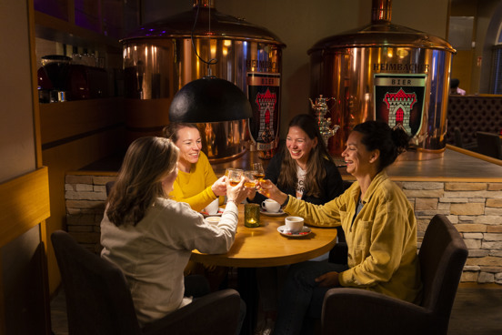 Mensen in een restaurant op Dormio Resort Eifeler Tor