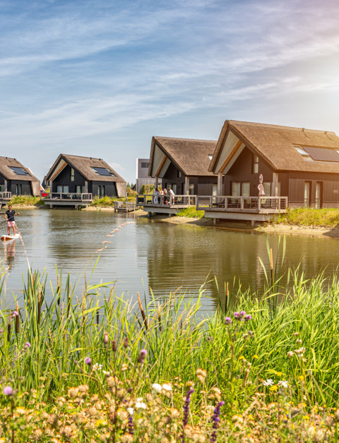 Übernachten Sie in einem Ferienhaus
mit einer großzügigen Außenterrasse über dem See