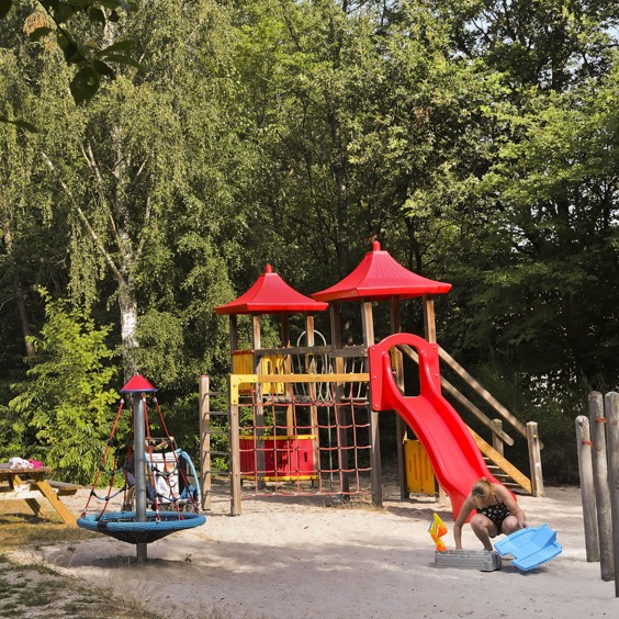 Speelplezier in de speeltuin tijdens een fijn verblijf