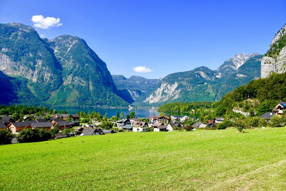 Entspannung in den Alpen mit Blick auf den Hallstättersee