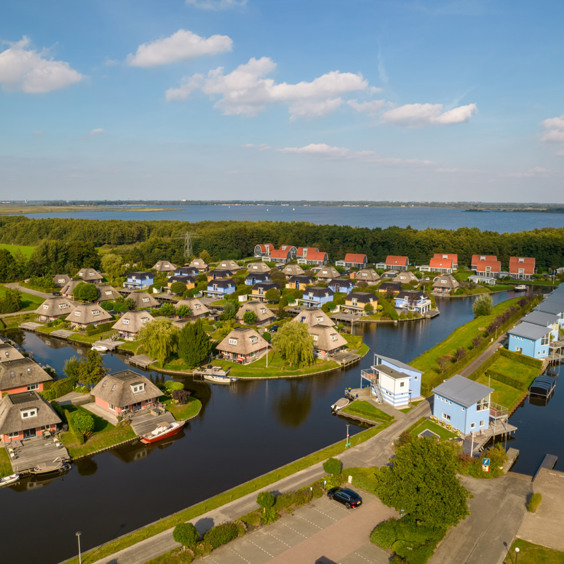 Vogelvlucht zicht van Summio Waterpark De Bloemert