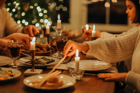 Familienessen über Weihnachten in einem Summio-Ferienhaus