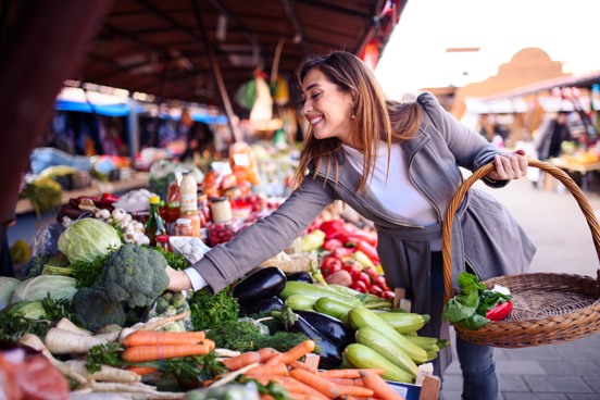Découvrir les spécialités locales du marché