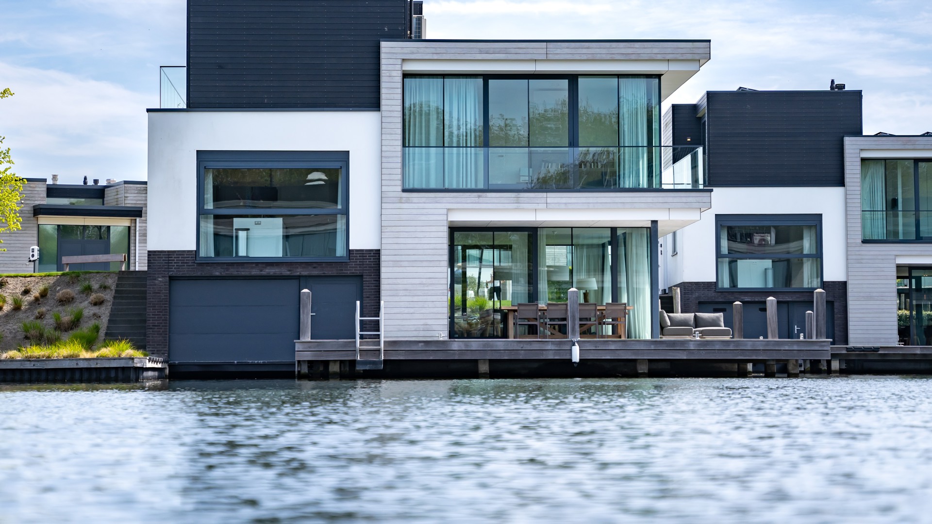 Villa avec hangar à bateaux privé